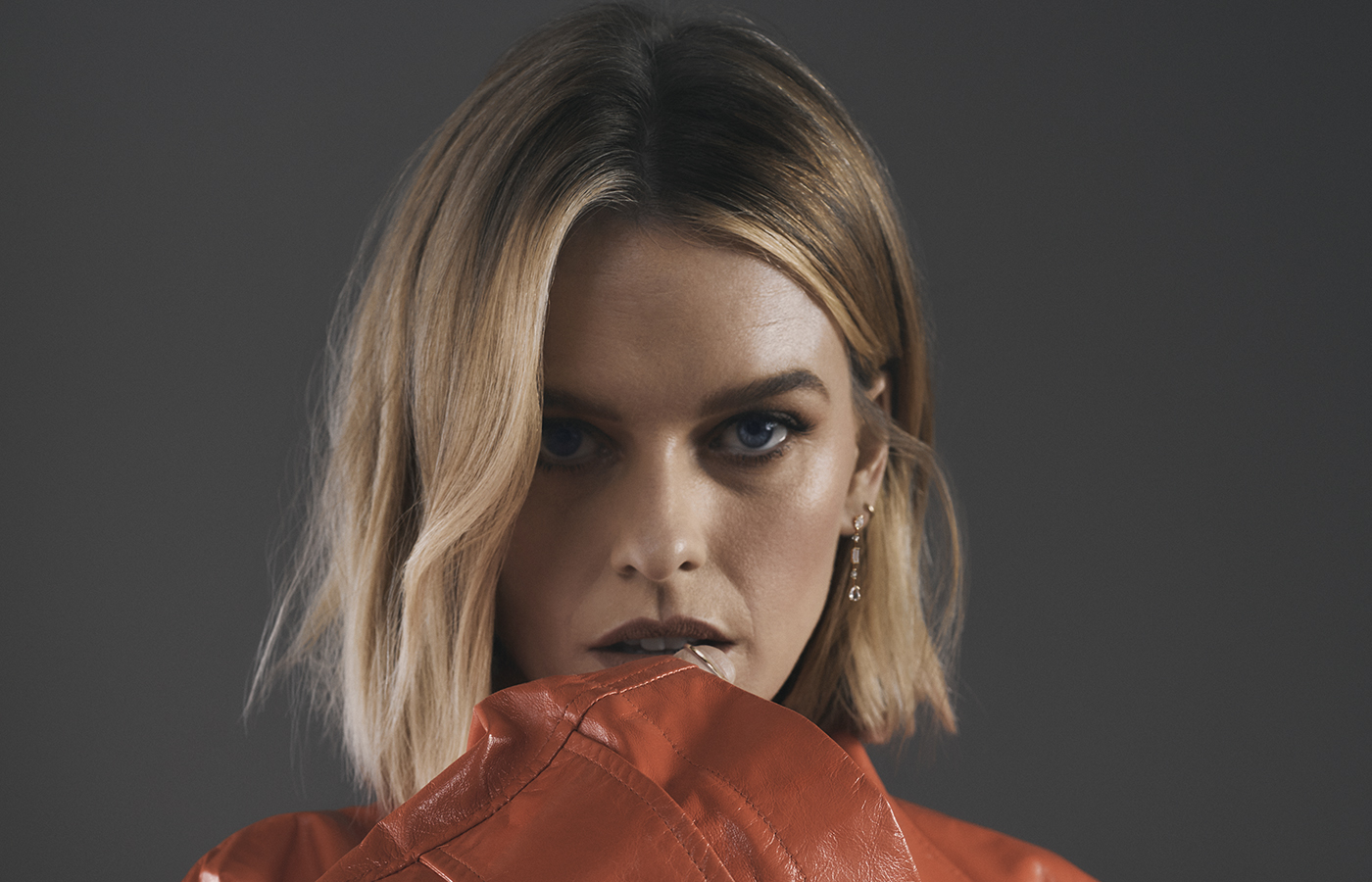 Glass meets versatile Brit actor Alice Eve - The Glass Magazine